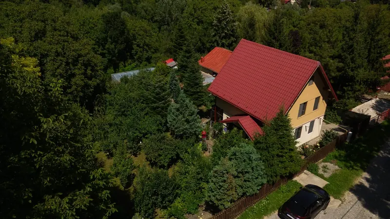 Vedere aeriană – casa și livada
