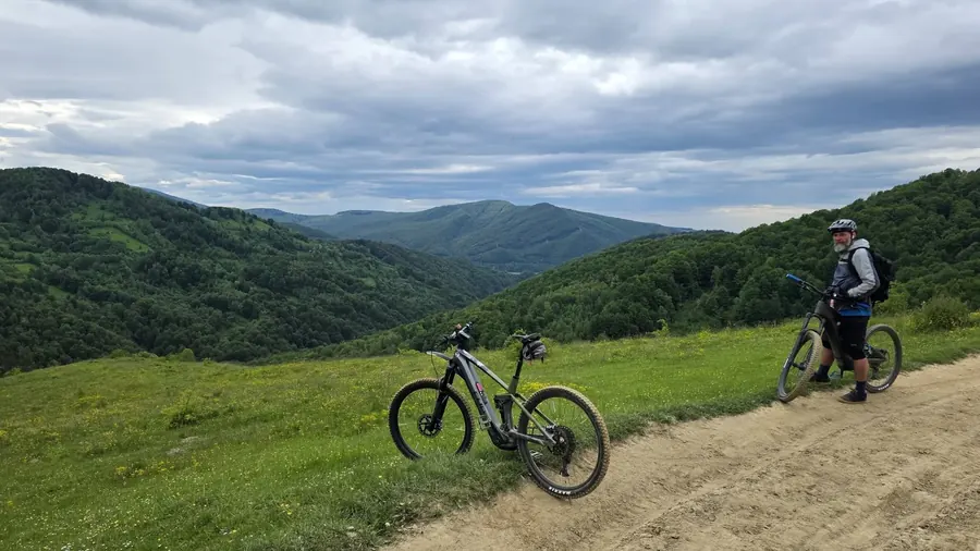 Biciclete pe un traseu cu panoramă peste dealurile din zona Breaza