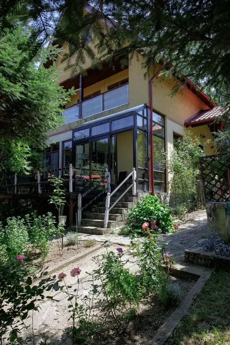Exterior – fațada casei din curte